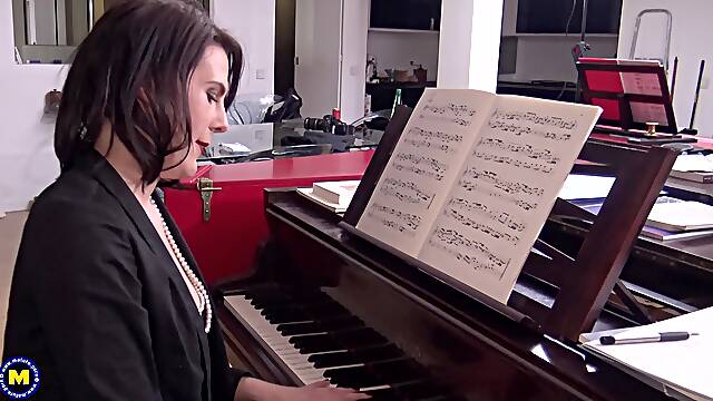 MILF filmed sucking dick in heavy modes and anal fucking like a slut