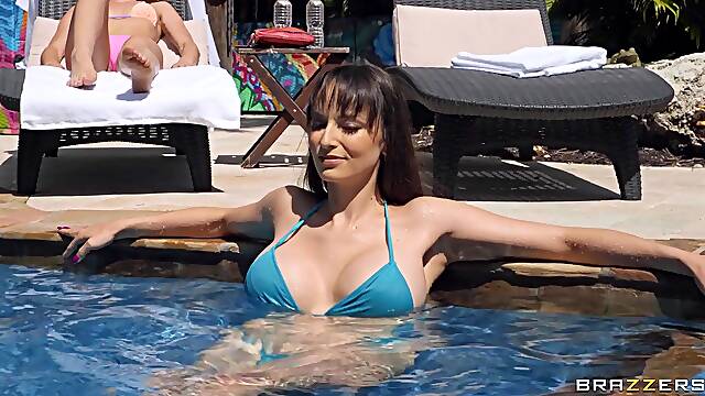 Best treat this MILF enjoyed in ages with a young lesbian babe alongside