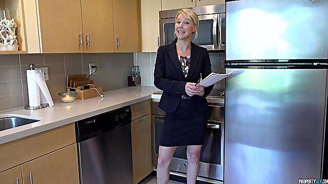 Dude creampies this horny MILF hard as fuck after tearing through her old pussy