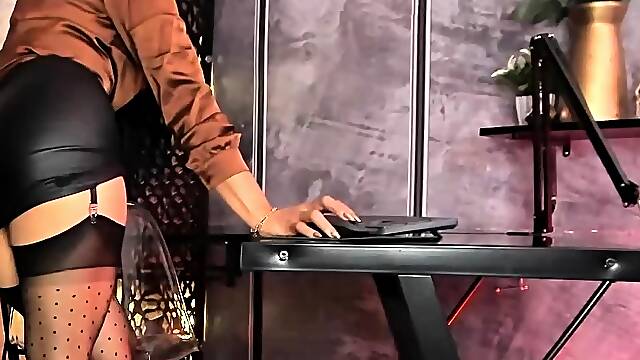 Close up MILF masturbation