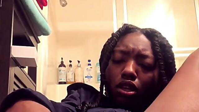 Webcam beauty and her toys have solo sex