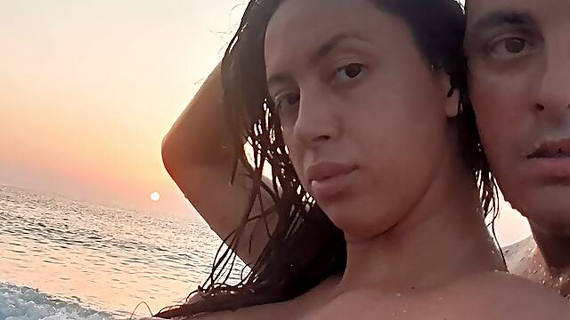 Horny couple fucking Napaljeni par jebanje