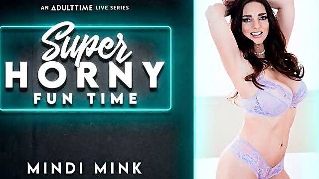 Stacked solo hottie Mindi Mink rubbing her cooch on camera