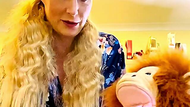 Cute amateur brunette naughty in solo jerking show on camera
