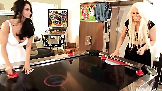 Sassy Ava Addams and Nikki Phoenix - oral movie - Candy Lickers