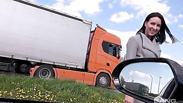 Linda Caprice Leaves The Car Door Open As She Gives Head To A Stranger