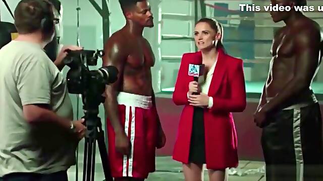 Rep&oacute_rter/Jornalista fodendo com Dois Homens Negros Suados... Reporter/Journalist Fucking with Two Men Big Black Cock Oiled