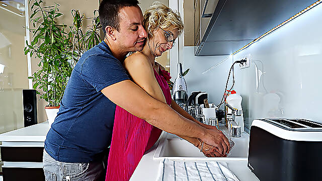 Naughyt Housewife Doing Her Toy Boy In The Kitchen - MatureNL