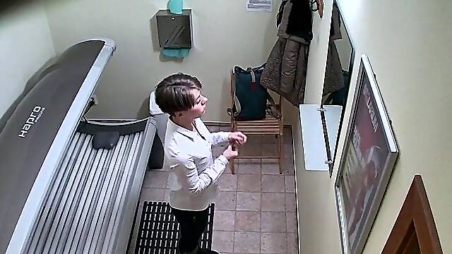 Sexy MILF enjoys the solarium