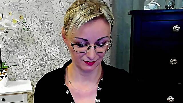 Amateur German MILF poses on webcam