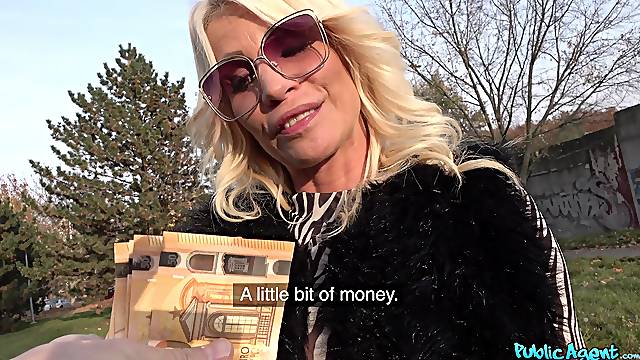 Cash for sex and this horny mature sure knows her role