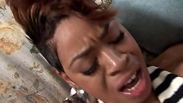 Sie schreit laut als er immer tiefer geht