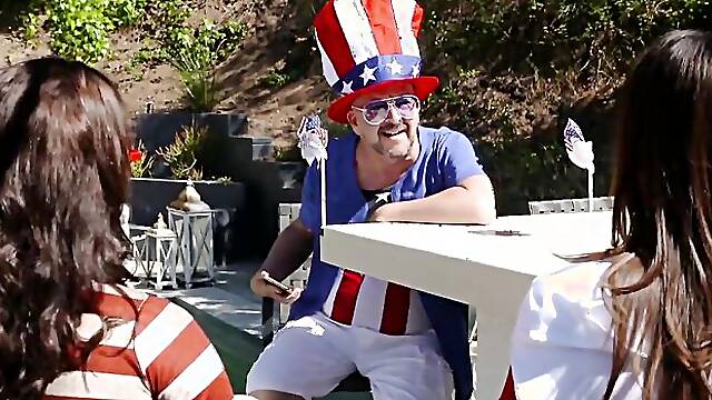 Its a crazy family holiday! (Ariella Ferrara, Jennifer Jacobs)