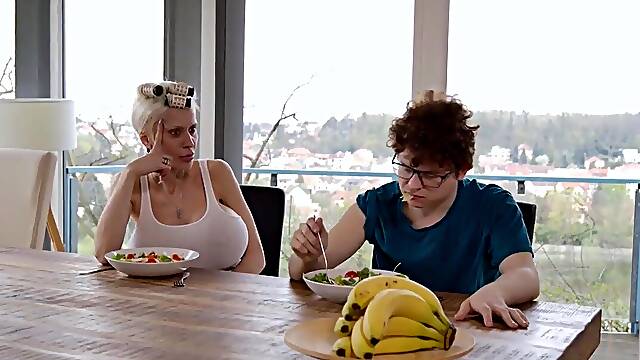 Hot mommy showing her obsession with hardcore fucking