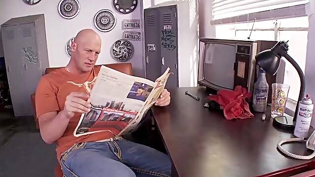 Sexy Vanessa and Tara Holiday taking turns on a baldie