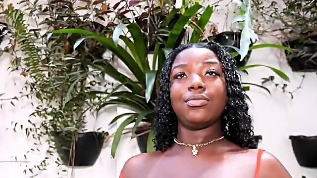 African babe gives her new bf a taste of her wet cunt