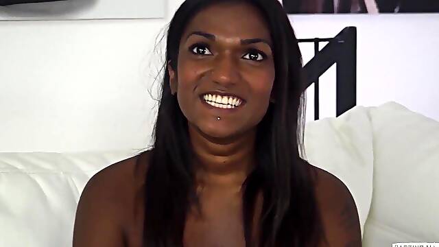 AMATEUR EURO - Indian Girl Tries 3way For The First Time