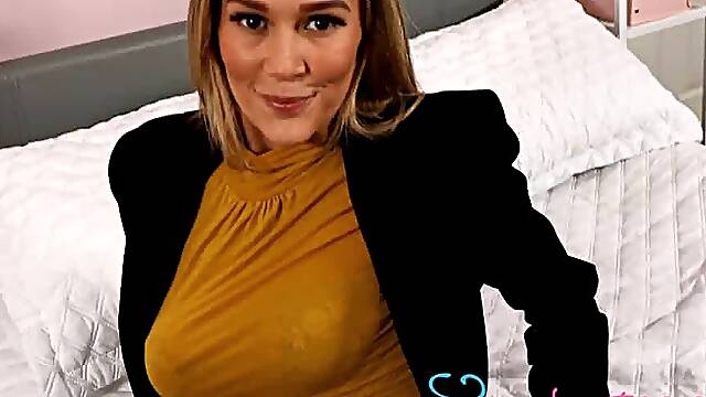 Secretary milf Felicity Hill in bedroom