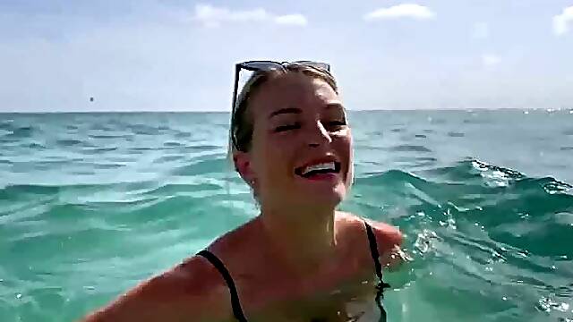 Margot veut baiser en rentrant de la plage