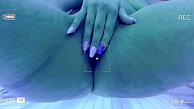 Horny amateur milf masturbates at solarium