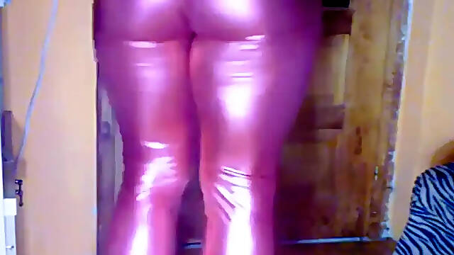 Mujer culona en leggins de latex Rosas