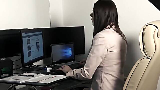 سکس مرد ایرانی با خانوم منشی Sex Irani At Office