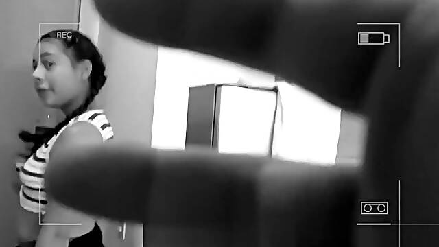 Lesbiana domina a su sirvienta