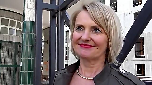 Une mature et une jeunette se tape un mec bien membré