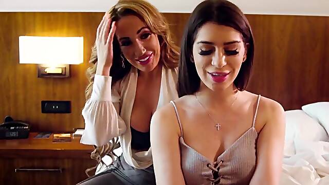 Stepmom Richelle Ryan gives Joseline Kelly first lesbian experience