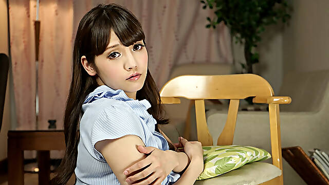 Multiple students are taking turns on teacher Rei Mizuna