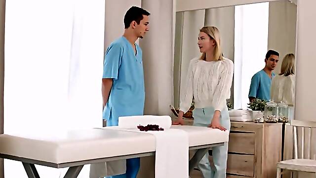 Guy manages with lustful bitch and cums in twat on massage table