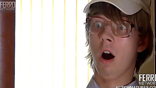 Sexy mom tempts her young neighbor