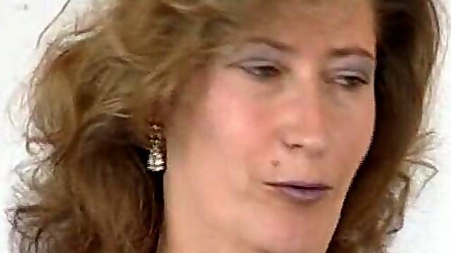 Reife Emma macht es sich auf der Dildocouch bis zum Hoehepunkt