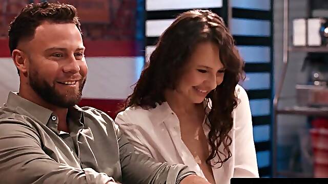 ADULT TIME - College Hotty Liz Jordan Enjoys RISKY PUBLIC SUCK & SCREW With Mature Date At Restaurant!