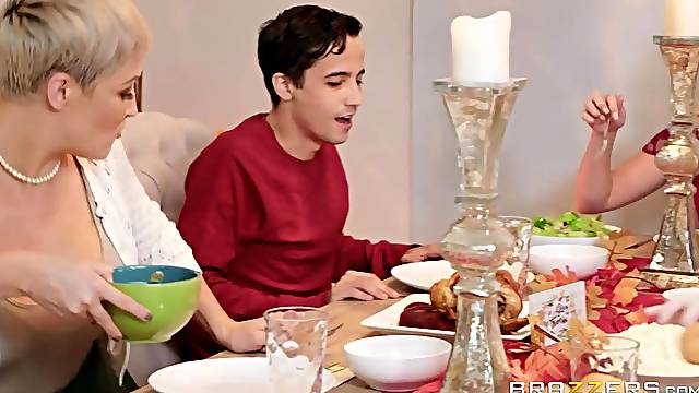 Milf ryan keelys thanksgiving blowjob blowout!