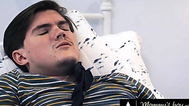 MAMAS HUNK - mother Id like to fuck August Skye Takes Pity On Stepsons Bad Tugjob And Gives Him Relief Bang