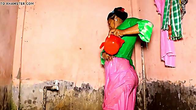 Desi Aunty takes a washroom