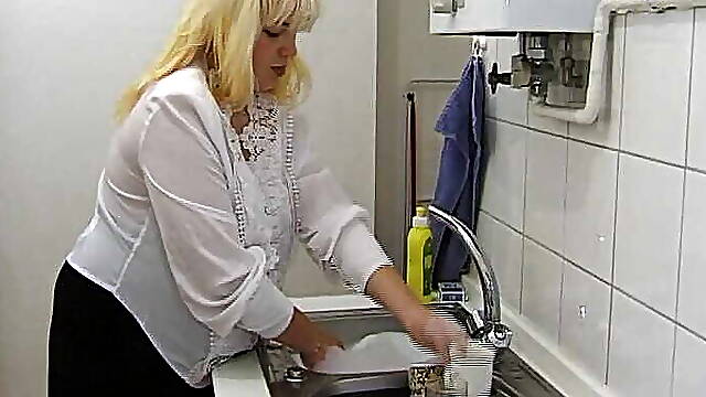 Schwangere Blonde hat Lust auf harten Sex