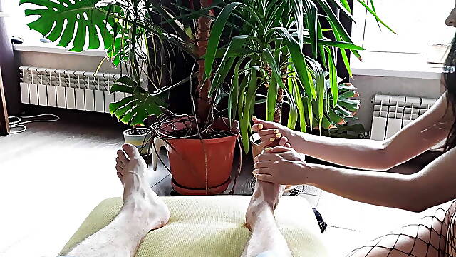 Slut didn't expect a cock and a hand in her pussy at the same time