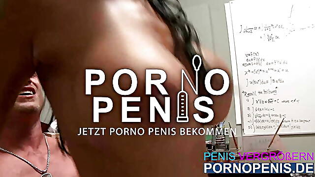 Priya Rai ist eine strenge Schuldirektorin. Sie fickt ihre Schuler nach Strich und Faden.