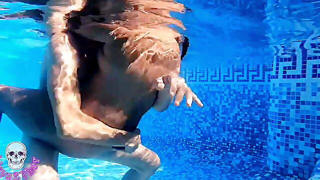 IN THE POOL AND INSIDE MY PUSSY A TASTY CREAMPIE