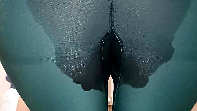 Italian milf pisses her legs - ita amateur