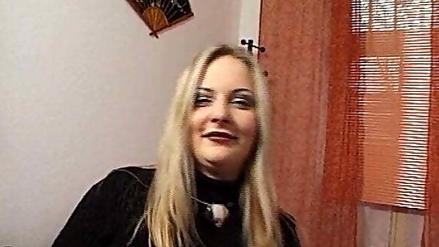 Blonde Nackt vor der Kamera 