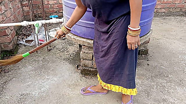 Jhadu Nikal Rhi Bengali Bhabhi Ko Chat Par Room Me Jabardasti Choda