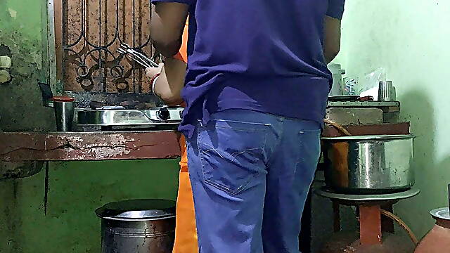 Desi Salu bhabhi fuck in kitchen