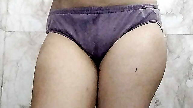 Moti chuchee wali ladki ko nahate hue dekhkar lund kada ho gya