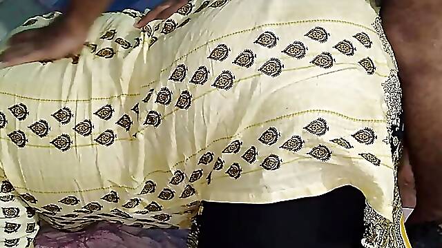 Hostel tamil sexy bachelor aunty khidki ke pas khade ho jate hai, phir hostal karmchare uski gand chodata hai - Desi BBW Anal