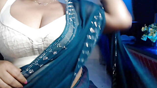 Sexy hot girls youthful boobs show by opening her bra.