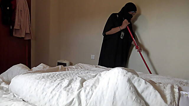 Muslim maid has sex with big black cock in a hotel room