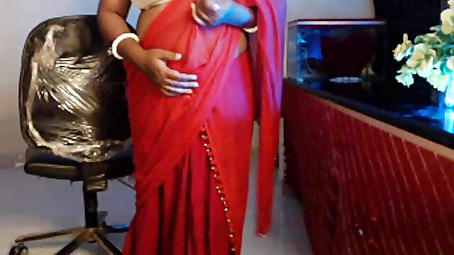 Hot Sexy Solo Girl Sexy Mood Boobs Show in Saari and Bra